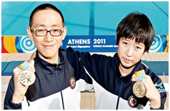 張浩倫(右)在2011年雅典特奧會取得多面金牌